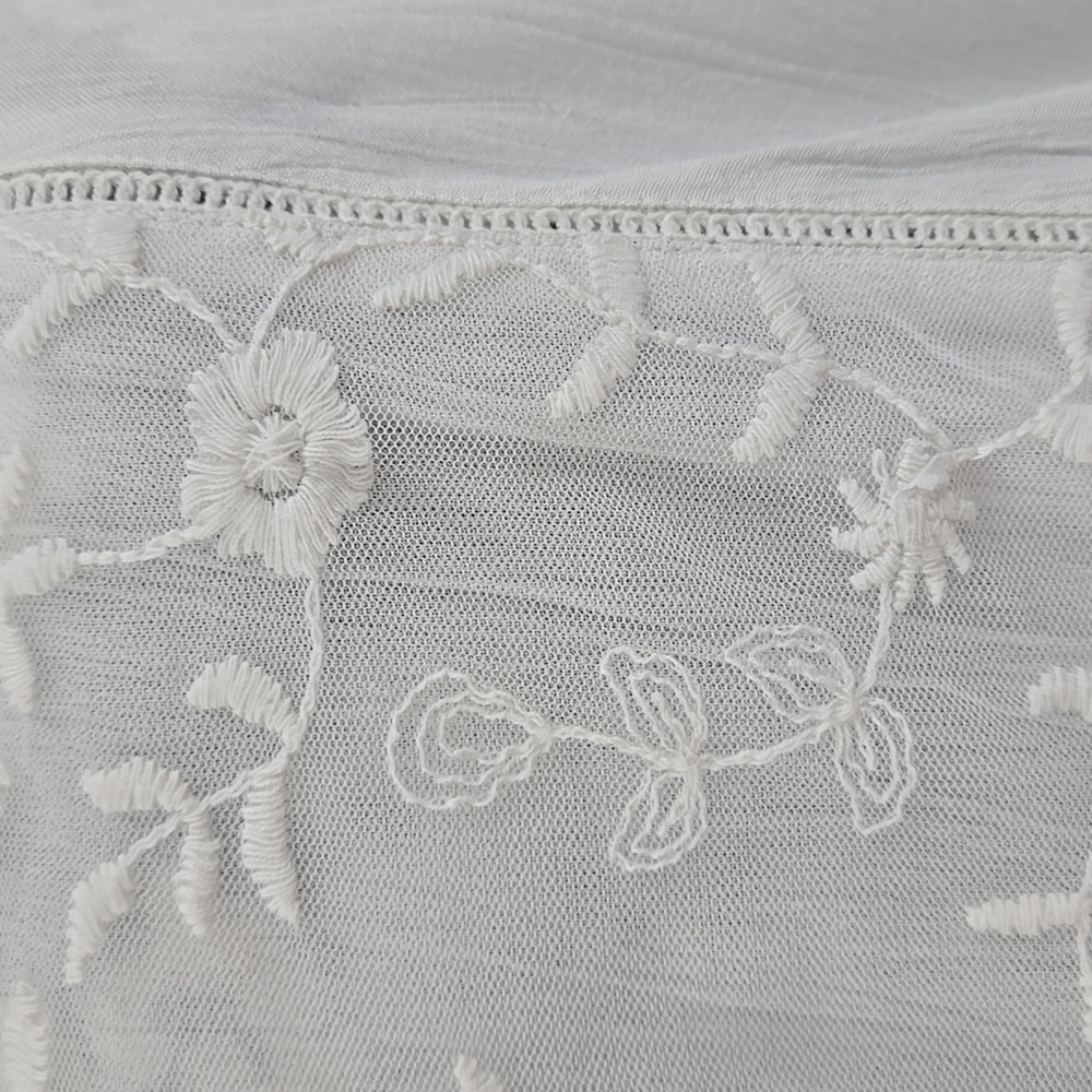 b. Boutique White Embroidered Blouse - Picture 2 of 4